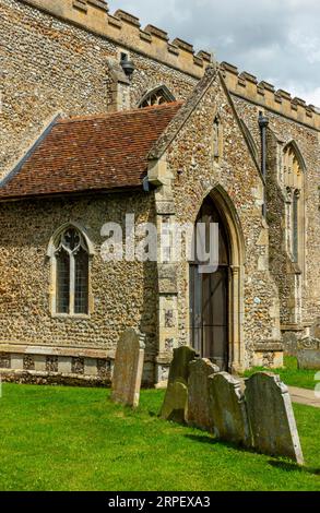 Porta d'ingresso e pietre tombali presso la Chiesa di St Helen a Ranworth Norfolk Broads Inghilterra Regno Unito, una chiesa del XIV secolo conosciuta come la Cattedrale delle Broads. Foto Stock