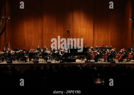 (190907) -- NEW YORK, 7 settembre 2019 -- gli artisti eseguono il concerto per pianoforte Yellow River durante il Golden Night Concert del 2019 al Lincoln Center, New York, Stati Uniti, il 6 settembre 2019. I cinesi d'oltremare a New York hanno presentato un brillante concerto venerdì sera al Lincoln Center per celebrare il 40° anniversario dell'istituzione delle relazioni diplomatiche tra la Cina e gli Stati Uniti e per celebrare il prossimo Mid-Autumn Festival. ) U.S.-NEW YORK-GOLDEN NIGHT CONCERT QINXLANG PUBLICATIONXNOTXINXCHN Foto Stock