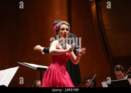 (190907) -- NEW YORK, 7 settembre 2019 -- Soprano Holly Flack canta Stay, Guest from Afar durante il Golden Night Concert del 2019 al Lincoln Center, New York, Stati Uniti, il 6 settembre 2019. I cinesi d'oltremare a New York hanno presentato un brillante concerto venerdì sera al Lincoln Center per celebrare il 40° anniversario dell'istituzione delle relazioni diplomatiche tra la Cina e gli Stati Uniti e per celebrare il prossimo Mid-Autumn Festival. ) U.S.-NEW YORK-GOLDEN NIGHT CONCERT QINXLANG PUBLICATIONXNOTXINXCHN Foto Stock