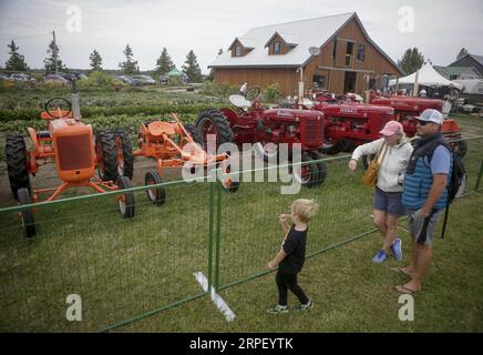 (190907) -- DELTA (CANADA), 7 settembre 2019 (Xinhua) -- le persone guardano i trattori esposti durante il giorno alla fiera agricola Farm a Westham Island Herb Farm a Delta, Canada, il 7 settembre 2019. Sabato è iniziata la giornata annuale della fiera agricola agricola, con diverse attività agricole interattive per educare le comunità sulla natura e l'importanza dell'agricoltura e dei servizi ambientali non di mercato. (Foto di Liang Sen/Xinhua) CANADA-DELTA- GIORNATA ALLA FIERA AGRICOLA PUBLICATIONxNOTxINxCHN Foto Stock