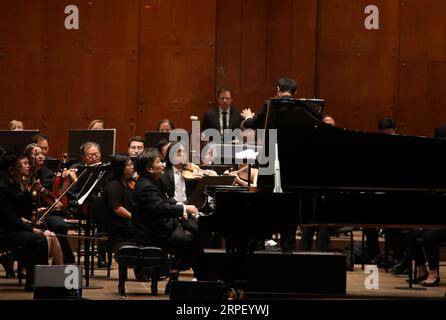 (190907) -- NEW YORK, 7 settembre 2019 -- gli artisti eseguono il concerto per pianoforte Yellow River durante il Golden Night Concert del 2019 al Lincoln Center, New York, Stati Uniti, il 6 settembre 2019. I cinesi d'oltremare a New York hanno presentato un brillante concerto venerdì sera al Lincoln Center per celebrare il 40° anniversario dell'istituzione delle relazioni diplomatiche tra la Cina e gli Stati Uniti e per celebrare il prossimo Mid-Autumn Festival. ) U.S.-NEW YORK-GOLDEN NIGHT CONCERT QINXLANG PUBLICATIONXNOTXINXCHN Foto Stock