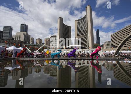 (190908) -- TORONTO, 8 settembre 2019 -- le squadre di danza Lion si esibiscono durante il Toronto Dragon Festival 2019 al Nathan Phillips Square di Toronto, Canada, 7 settembre 2019. Il Toronto Dragon Festival 2019, che ha avuto inizio venerdì presso Nathan Phillips Square di fronte al Municipio di Toronto, attira gli occhi di migliaia di turisti e residenti locali. Parzialmente finanziato e sostenuto dal governo del Canada, il Toronto Dragon Festival di tre giorni del 2019 è ospitato dalla Canadian Association of Chinese Performing Arts (Foto di /Xinhua) CANADA-TORONTO-DRAGON FESTIVAL ZouxZheng PUBLICATIONxN Foto Stock