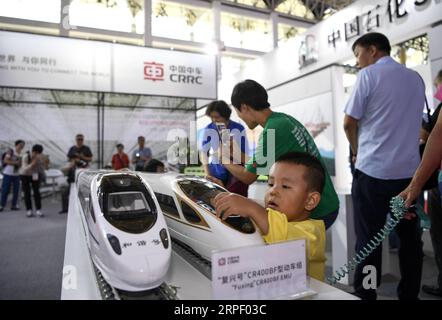 (190908) -- YINCHUAN, 8 settembre 2019 -- le persone visitano una mostra di alta tecnologia e attrezzature durante il quarto Expo Cina-Stati arabi a Yinchuan, regione autonoma Ningxia Hui della Cina nord-occidentale, 7 settembre 2019. La quarta Expo Cina-Stati arabi ha contribuito a promuovere lo scambio e la cooperazione transfrontalieri ad alta tecnologia. In una mostra di alta tecnologia e attrezzature che si tiene nell'ambito dell'expo, i visitatori sono esposti a importanti scoperte scientifiche e tecnologiche e attrezzature all'avanguardia sviluppate dal settore high-tech. ) (SCI-TECH)CHINA-NINGXIA-YINCHUAN-4TH CHINA-ARAB STATES EXPO- Foto Stock