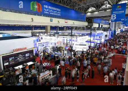 (190908) -- YINCHUAN, 8 settembre 2019 -- le persone visitano una mostra di alta tecnologia e attrezzature durante il quarto Expo Cina-Stati arabi a Yinchuan, regione autonoma Ningxia Hui della Cina nord-occidentale, 7 settembre 2019. La quarta Expo Cina-Stati arabi ha contribuito a promuovere lo scambio e la cooperazione transfrontalieri ad alta tecnologia. In una mostra di alta tecnologia e attrezzature che si tiene nell'ambito dell'expo, i visitatori sono esposti a importanti scoperte scientifiche e tecnologiche e attrezzature all'avanguardia sviluppate dal settore high-tech. ) (SCI-TECH)CHINA-NINGXIA-YINCHUAN-4TH CHINA-ARAB STATES EXPO- Foto Stock