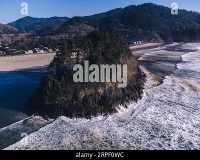 Foto aerea di Proposal Rock fuori Neskowin, sulla costa dell'Oregon. Foto Stock