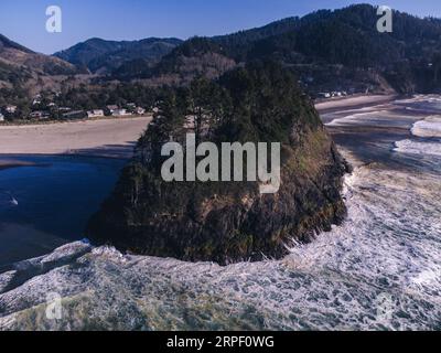 Foto aerea di Proposal Rock fuori Neskowin, sulla costa dell'Oregon. Foto Stock