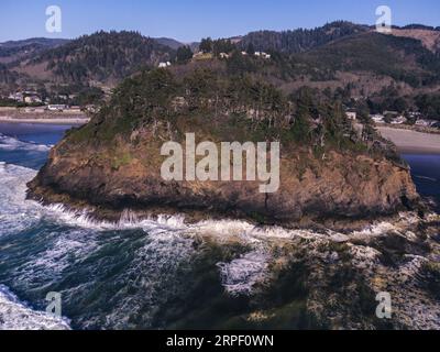 Foto aerea di Proposal Rock fuori Neskowin, sulla costa dell'Oregon. Foto Stock