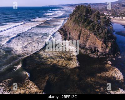 Foto aerea di Proposal Rock fuori Neskowin, sulla costa dell'Oregon. Foto Stock