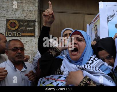 (190909) -- GAZA, 9 settembre 2019 (Xinhua) -- i palestinesi prendono parte a una protesta contro la morte del prigioniero palestinese Bassam al-Sayeh a Gaza, 9 settembre 2019. Bassam al-Sayeh della città settentrionale di Nablus, che soffrì di cancro, morì in una prigione israeliana. I palestinesi hanno sbattuto Israele per negligenza medica. (Foto di Yasser Qudih/Xinhua) MIDEAST-GAZA-PROTEST PUBLICATIONxNOTxINxCHN Foto Stock