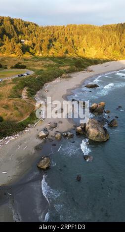 Foto aerea con drone di Lone Ranch Beach nel Samuel H. Boardman Scenic Corridor sulla costa dell'Oregon. Foto Stock