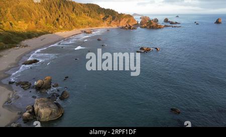 Foto aerea con drone di Lone Ranch Beach nel Samuel H. Boardman Scenic Corridor sulla costa dell'Oregon. Foto Stock