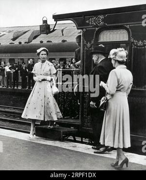 La regina Elisabetta II scendendo dal treno reale nel 1954 durante la sua visita reale nel nuovo Galles del Sud. Foto Stock