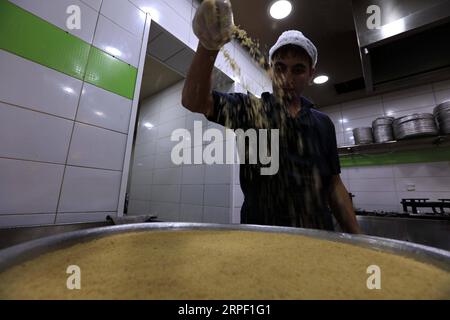 (190909) -- AMMAN, 9 settembre 2019 -- Un fornaio fa kunafa in un negozio ad Amman, Giordania, 8 settembre 2019. Kunafa è un dolce tradizionale arabo a base di formaggio, farina, sciroppo e aggiunto con noci come ingredienti. ) GIORDANIA-AMMAN-DESSERT-KUNAFA MohammadxAbuxGhosh PUBLICATIONxNOTxINxCHN Foto Stock