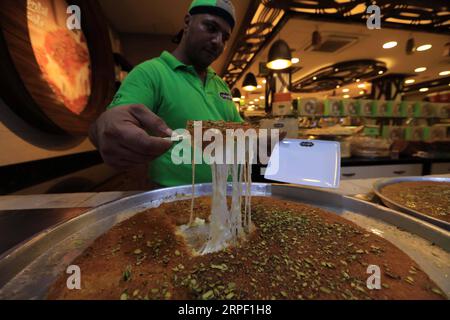 (190909) -- AMMAN, 9 settembre 2019 -- Un venditore vende kunafa in un negozio ad Amman, Giordania, 8 settembre 2019. Kunafa è un dolce tradizionale arabo a base di formaggio, farina, sciroppo e aggiunto con noci come ingredienti. ) GIORDANIA-AMMAN-DESSERT-KUNAFA MohammadxAbuxGhosh PUBLICATIONxNOTxINxCHN Foto Stock