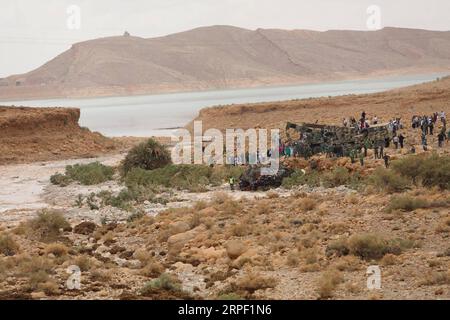 (190909) -- ERRACHIDIA (MAROCCO), 9 settembre 2019 (Xinhua) -- le persone lavorano sul luogo di un incidente di autobus a Errachidia, Marocco, l'8 settembre 2019. Il bilancio delle vittime dell'incidente di autobus di domenica vicino alla città sud-orientale marocchina di Errachidia è salito a 17, mentre il conducente si è arreso, le autorità locali hanno detto lunedì. (Xinhua) INCIDENTE CON AUTOBUS MAROCCO-ERRACHIDIA PUBLICATIONxNOTxINxCHN Foto Stock