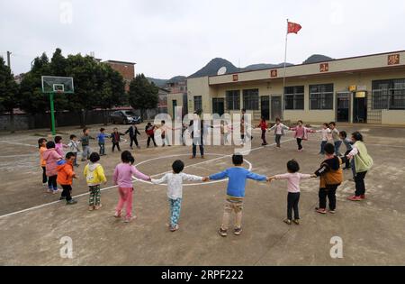 (190910) -- NANNING, 10 settembre 2019 -- studenti e due insegnanti giocano durante la pausa alla scuola elementare Huguang a Fuchuan Yao Autonomous County, regione autonoma Guangxi Zhuang della Cina meridionale, 20 marzo 2019. Gli studenti qui provengono dall'Hunan e dal Guangxi in quanto la scuola si trova nella zona di confine tra Hunan e Guangxi. Due insegnanti provengono rispettivamente dalle due aree. Dal 2012, il reporter ha visitato 250 insegnanti in remote aree montane del Guangxi e ha registrato la loro vita. Gli insegnanti svolgono sempre più ruoli, come concierge e cuoco. Ci sono circa 16,74 milioni di insegnanti a Chin Foto Stock