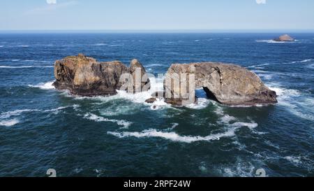 Foto aerea con drone di pile marine nel Samuel H. Boardman Scenic Corridor sulla costa dell'Oregon. Foto Stock