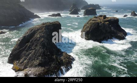 Foto aerea con drone di pile marine nel Samuel H. Boardman Scenic Corridor sulla costa dell'Oregon. Foto Stock