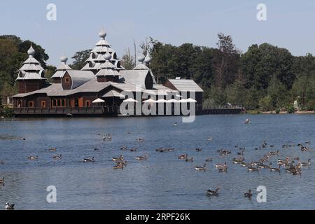 190910 -- BRUXELLES, 10 settembre 2019 -- foto scattata il 24 agosto 2019 mostra un edificio in stile russo a Pairi Daiza, uno zoo a Brugelette, Belgio. Lo zoo Pairi Daiza è uno zoo privato con giardino botanico, che ospita più di 7.000 animali provenienti da tutto il mondo. BELGIO-BRUGELETTE-PAIRI DAIZA-SCENARIO ZhengxHuansong PUBLICATIONxNOTxINxCHN Foto Stock