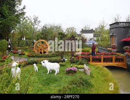 (190910) -- PECHINO, 10 settembre 2019 -- i turisti visitano il Ningxia Garden alla Beijing International Horticultural Exhibition a Pechino, capitale della Cina, 10 settembre 2019. Situata nella Cina nordoccidentale, Ningxia è ricca di bellezze naturali che vanno dal paesaggio del litorale al paesaggio delle regioni fredde. Come importante barriera di protezione del sistema ecologico nella Cina nordoccidentale, Ningxia svolge un ruolo significativo nella salvaguardia dell'ambiente ecologico di tutto il paese. Circondata da deserti su tre lati, Ningxia si trova di fronte a compiti ardui sul controllo della desertificazione. Con 70 anni di effo Foto Stock