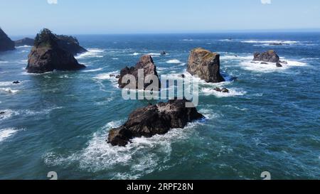 Foto aerea con drone di pile marine nel Samuel H. Boardman Scenic Corridor sulla costa dell'Oregon. Foto Stock