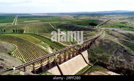 (190910) -- PECHINO, 10 settembre 2019 -- foto aerea scattata il 6 settembre 2018 mostra il progetto Guhai Pumping irrigation nella regione autonoma di Ningxia Hui nella Cina nord-occidentale. Situata nella Cina nordoccidentale, Ningxia è ricca di bellezze naturali che vanno dal paesaggio del litorale al paesaggio delle regioni fredde. Come importante barriera di protezione del sistema ecologico nella Cina nordoccidentale, Ningxia svolge un ruolo significativo nella salvaguardia dell'ambiente ecologico di tutto il paese. Circondata da deserti su tre lati, Ningxia si trova di fronte a compiti ardui sul controllo della desertificazione. Con 70 anni di sforzi Foto Stock