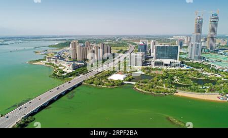 (190910) -- PECHINO, 10 settembre 2019 -- foto aerea scattata il 3 settembre 2018 mostra una vista di un quartiere commerciale vicino al lago Yuehai a Yinchuan, nella regione autonoma di Ningxia Hui nella Cina nord-occidentale. Situata nella Cina nordoccidentale, Ningxia è ricca di bellezze naturali che vanno dal paesaggio del litorale al paesaggio delle regioni fredde. Come importante barriera di protezione del sistema ecologico nella Cina nordoccidentale, Ningxia svolge un ruolo significativo nella salvaguardia dell'ambiente ecologico di tutto il paese. Circondata da deserti su tre lati, Ningxia si trova di fronte a compiti ardui sul controllo della desertificazione. Wi Foto Stock