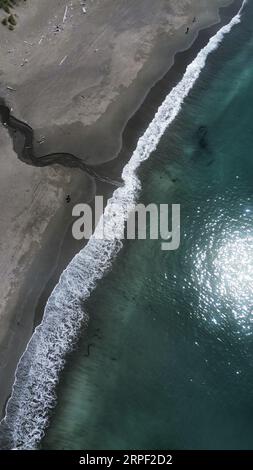 Foto aerea con drone di Battle Rock Beach a Port Orford sulla costa dell'Oregon. Foto Stock