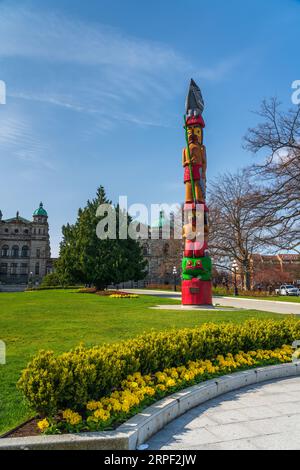 Un palo totemico lungo il lungomare di Victoria, Vancouver Island, British Columbia, Canada. Foto Stock