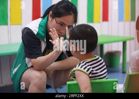 (190911) -- CHONGQING, 11 settembre 2019 -- l'insegnante di istruzione speciale Wang Huajun impartisce una formazione cognitiva di gruppo agli studenti del Chongqing Hyacinth Rehabilitation and Training Center nel comune di Chongqing, 10 settembre 2019. Nati negli anni '1990, un insegnante speciale di educazione ha gestito Xianxi e Wang Huajun ha trascorso il loro primo Teachers Day al Chongqing Hyacinth Rehabilitation and Training Center martedì, dopo aver lasciato il lavoro ben pagato in altre istituzioni di formazione due mesi fa. Combinando il loro background professionale di psicologia applicata e devozione, il loro duro lavoro è stato altamente va Foto Stock