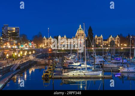 Vista notturna del porto interno e degli edifici legislativi a Victoria, Vancouver Island, British Columbia, Canada. Foto Stock