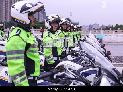 (190912) -- PECHINO, 12 settembre 2019 -- la polizia stradale partecipa a una cerimonia di lancio nella piazza Yongdingmen a Pechino, capitale della Cina, 12 settembre 2019. Il primo lotto di 185 poliziotti del traffico ha iniziato a pattugliare in città in moto il giovedì mattina. ) CINA-PECHINO-POLIZIA STRADALE IN MOTO (CN) YINXGANG PUBLICATIONXNOTXINXCHN Foto Stock