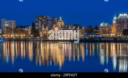 Vista notturna del porto interno e degli edifici legislativi a Victoria, Vancouver Island, British Columbia, Canada. Foto Stock