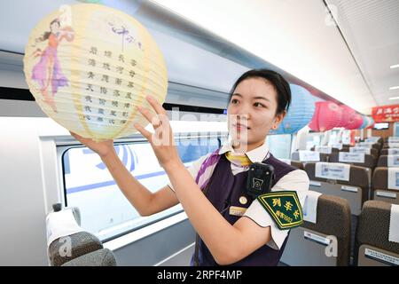 (190912) -- NANCHINO, 12 settembre 2019 -- Un conduttore di treno decora una carrozza con una lanterna per salutare il prossimo Festival di metà autunno a bordo di un treno proiettile da Nanchino nella provincia di Jiangsu della Cina orientale a Shanghai, 12 settembre 2019. Il Mid-Autumn Festival cade il 13 settembre di quest'anno. ) CHINA-MID-AUTUMN FESTIVAL-CELEBRATIONS (CN) LIXBO PUBLICATIONXNOTXINXCHN Foto Stock