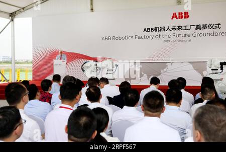 (190913) -- SHANGHAI, 13 settembre 2019 -- Peter Voser, Presidente e CEO di ABB, parla durante la cerimonia rivoluzionaria di ABB Robotics Factory of the Future a Shanghai, Cina orientale, 12 settembre 2019. Il gigante tecnologico svizzero ABB ha iniziato la costruzione del suo nuovo impianto di produzione e ricerca robotica di 67 000 metri quadrati a Shanghai giovedì. Con un investimento di 150 milioni di dollari, la struttura dovrebbe essere messa in uso nel 2021. ) CHINA-SHANGHAI-ABB-ROBOTICS FACTORY (CN) FANGXZHE PUBLICATIONXNOTXINXCHN Foto Stock