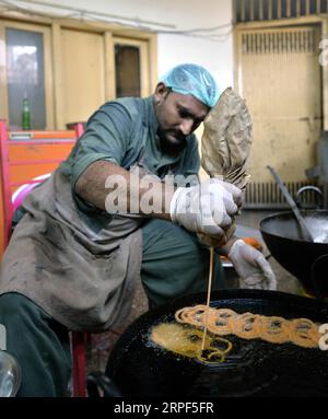 (190913) -- RAWALPINDI, 13 settembre 2019 -- Uno chef fa Jalebi a Rawalpindi, Pakistan, il 12 settembre 2019. Il jalebi è un tipo di snack dolci che è popolare in Pakistan, India e Bangladesh. ) PAKISTAN-RAWALPINDI-SNACK-JALEBI-MAKING AhmadxKamal PUBLICATIONxNOTxINxCHN Foto Stock