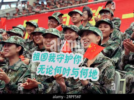 (190913) -- SHANGHAI, 13 settembre 2019 -- gli studenti che frequentano un addestramento militare godono di uno spettacolo per celebrare il Mid-Autumn Festival presso il ginnasio della Fudan University di Shanghai, Cina orientale, 13 settembre 2019. ) CHINA-SHANGHAI-FUDAN UNIVERSITY-MID-AUTUMN FESTIVAL (CN) LIUXYING PUBLICATIONXNOTXINXCHN Foto Stock