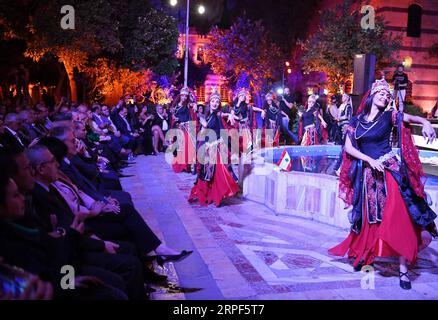 (190913) -- DAMASCO, 13 settembre 2019 -- gli artisti eseguono una danza folcloristica durante un concerto nel Palazzo Qasr al-Azem nella città vecchia di Damasco, Siria, il 13 settembre 2019. (Foto di /Xinhua) SIRIA-DAMASCO-CONCERTO FOLCLORISTICO AmmarxSafarjalani PUBLICATIONxNOTxINxCHN Foto Stock