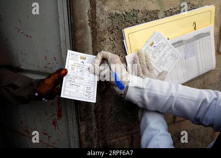 (190914) -- SANAA, 14 settembre 2019 (Xinhua) -- Uno staff medico dà a una donna la sua carta dopo aver ricevuto il vaccino anti-colera a Sanaa, Yemen, 14 settembre 2019. Il Ministero yemenita della salute pubblica e della popolazione ha lanciato sabato una campagna di emergenza per l'immunizzazione contro il colera nella capitale Sanaa. La campagna, lanciata in collaborazione con L'OMS e l'UNICEF, durerà fino al 22 settembre. (Foto di Mohammed Mohammed/Xinhua) YEMEN-SANAA-COLERA-IMMUNIZZAZIONE PUBLICATIONxNOTxINxCHN Foto Stock