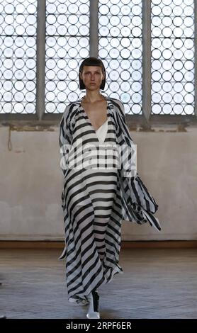 (190914) -- LONDRA, 14 settembre 2019 -- Una modella cammina in passerella alla sfilata di Sharon Wauchob durante la London Fashion Week a Londra, in Gran Bretagna, il 14 settembre 2019. ) BRITAIN-LONDON-FASHION WEEK-SHARON WAUCHOB HANXYAN PUBLICATIONXNOTXINXCHN Foto Stock