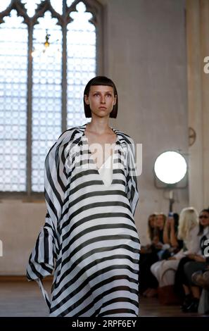 (190914) -- LONDRA, 14 settembre 2019 -- Una modella cammina in passerella alla sfilata di Sharon Wauchob durante la London Fashion Week a Londra, in Gran Bretagna, il 14 settembre 2019. ) BRITAIN-LONDON-FASHION WEEK-SHARON WAUCHOB HANXYAN PUBLICATIONXNOTXINXCHN Foto Stock