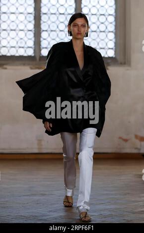 (190914) -- LONDRA, 14 settembre 2019 -- Una modella cammina in passerella alla sfilata di Sharon Wauchob durante la London Fashion Week a Londra, in Gran Bretagna, il 14 settembre 2019. ) BRITAIN-LONDON-FASHION WEEK-SHARON WAUCHOB HANXYAN PUBLICATIONXNOTXINXCHN Foto Stock