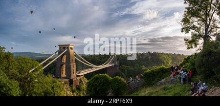 Salita di massa di mongolfiere al Bristol Balloon Fiesta sopra il Clifton Suspension Bridge Foto Stock