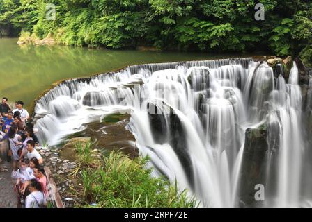 (190915) -- TAIPEI, 15 settembre 2019 -- i turisti vedono la cascata Shifen nella città di New Taipei, nella Cina sud-orientale di Taiwan, 15 settembre 2019. ) CHINA-TAIWAN-SHIFEN WATERFALL (CN) ChenxBin PUBLICATIONxNOTxINxCHN Foto Stock