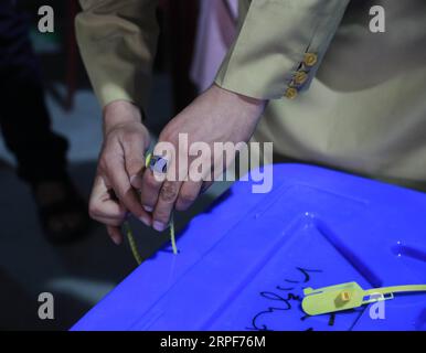 (190915) - KABUL, 15 settembre 2019 -- Un lavoratore della Commissione elettorale indipendente afghana (IEC) organizza scatole di plastica di materiale elettorale in un magazzino a Kabul, capitale dell'Afghanistan, 15 settembre 2019. Le elezioni presidenziali afghane sono previste per il 28 settembre. Il sondaggio sarà la quarta elezione presidenziale in Afghanistan dal 2001, quando gli Stati Uniti invasero il paese, spodestando il regime talebano. (Foto di /Xinhua) AFGHANISTAN-KABUL-PRESIDENZIALE-MATERIALI-ELEZIONI RahmatullahxAlizadah PUBLICATIONxNOTxINxCHN Foto Stock