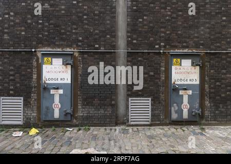 Porte etichettate come Danger 66000 volt, fuori Bloomfield Place, Mayfair, Londra, Regno Unito. 19 settembre 2022 Foto Stock