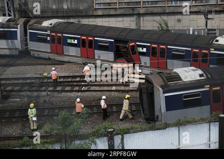 News Bilder des Tages Hongkong, Verletzte bei Zugunglück (190917) - HONG KONG, 17 settembre 2019 -- vigili del fuoco e personale sono visti nel luogo dell'incidente dove un treno ha deragliato a Hong Kong, nel sud della Cina, 17 settembre 2019. Un treno che trasportava centinaia di passeggeri deragliò a Kowloon di Hong Kong durante l'ora di punta il martedì mattina, ferendo almeno otto persone a bordo. ) CHINA-HONG KONG-TRENO-DERAILING (CN) WANGXSHEN PUBLICATIONXNOTXINXCHN Foto Stock