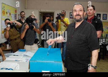 (190917) -- GERUSALEMME, 17 settembre 2019 (Xinhua) -- l'ex primo ministro israeliano Ehud Barak pronuncia il suo voto in una sede elettorale a Tel Aviv, Israele, 17 settembre 2019. Martedì sono in corso le seconde elezioni parlamentari israeliane in cinque mesi e decideranno se il primo ministro in carica più a lungo della nazione, Benjamin Netanyahu, potrebbe rimanere al potere. (Gideon Markowicz/JINI/Handout via Xinhua) ELEZIONI PARLAMENTARI MIDESTO-ISRAELE-SECONDE PUBLICATIONxNOTxINxCHN Foto Stock