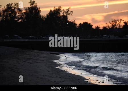 (190917) -- NASSAU, 17 settembre 2019 -- foto scattata il 16 settembre 2019 mostra il paesaggio del tramonto giorni dopo l'uragano Dorian che colpì Nassau, capitale delle Bahamas. L'uragano Dorian, una tempesta di categoria 5, è approdato a Elbow Cay nelle Isole Abaco nelle Bahamas il 1 settembre. Secondo i media, l'elenco dei dispersi a seguito dell'uragano Dorian ammonta a 1.300 persone allarmanti e il bilancio delle vittime è di 50. ) BAHAMAS-NASSAU-HURRICANE DORIAN XinxYuewei PUBLICATIONxNOTxINxCHN Foto Stock