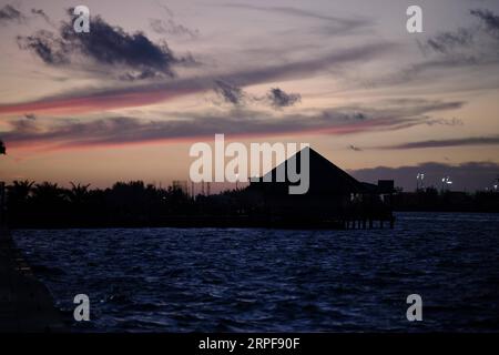 (190917) -- NASSAU, 17 settembre 2019 -- foto scattata il 16 settembre 2019 mostra il paesaggio del tramonto giorni dopo l'uragano Dorian che colpì Nassau, capitale delle Bahamas. L'uragano Dorian, una tempesta di categoria 5, è approdato a Elbow Cay nelle Isole Abaco nelle Bahamas il 1 settembre. Secondo i media, l'elenco dei dispersi a seguito dell'uragano Dorian ammonta a 1.300 persone allarmanti e il bilancio delle vittime è di 50. ) BAHAMAS-NASSAU-HURRICANE DORIAN XinxYuewei PUBLICATIONxNOTxINxCHN Foto Stock